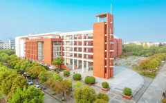 <b>培育学生具备结实的国际经济取商业专业学问和</b>